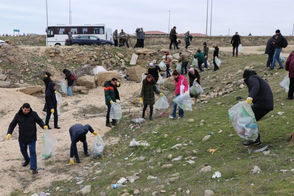 Sahil zolağı plastik tullantılardan təmizləndi - FOTOLAR